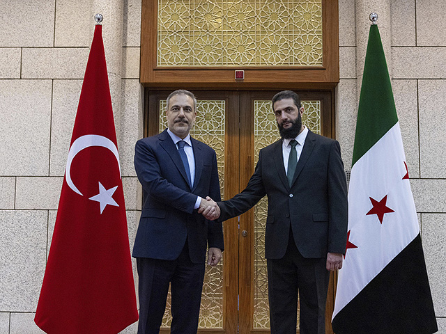 Министр иностранных дел Турции Хакан Фидан и президент Сирии Ахмад аш-Шараа. 