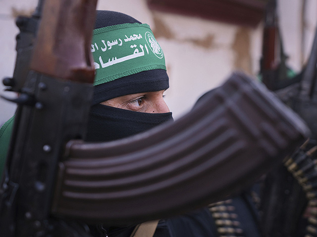 "Исламский джихад" осудил решение Аббаса прекратить выплаты семьям "шахидов" и заключенных