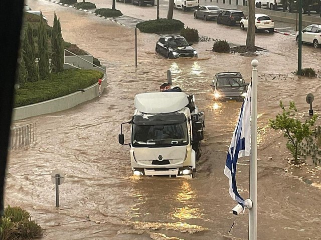 Потоп в Нетании: улицы города превратились в реки, спасатели помогают водителям