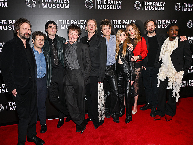 Cлева направо: Росс Даффер, Гейтен Матараццо, Финн Вулфхард, Чарли Хитон, Джейми Кэмпбелл Боуэр, Джо Киири, Наталия Дайер, Майя Хоук, Мэтт Даффер и Калеб Маклафлин