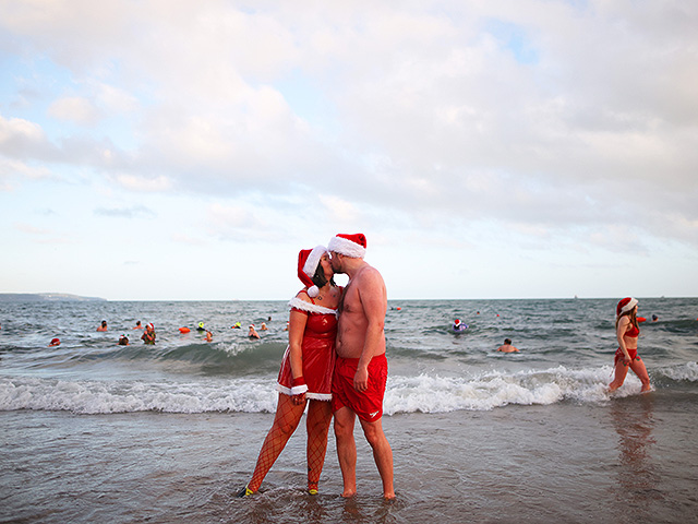 Рождественский массовый заплыв в Северной Ирландии. Фоторепортаж