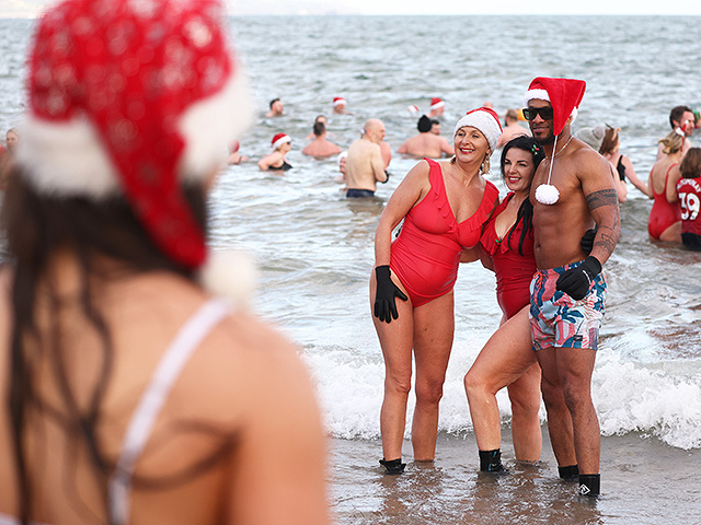 Рождественский массовый заплыв в Северной Ирландии. Фоторепортаж