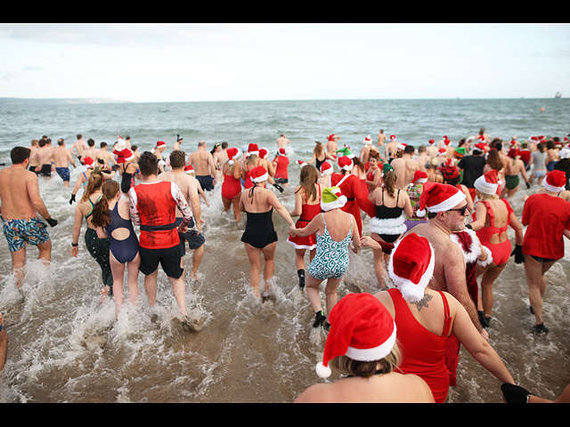 Рождественский массовый заплыв в Северной Ирландии. Фоторепортаж