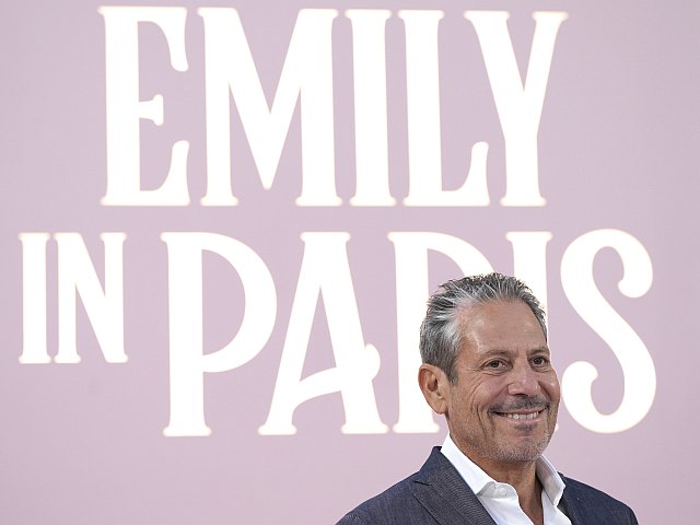 Эммануэль Макрон наградил Даррена Стара создателя сериала "Эмили в Париже" орденом Почётного легиона.