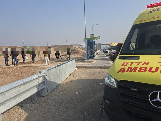 На 71-й трассе рядом с автобусной остановкой около въезда в Тель-Йосеф и Эйн-Харод, восточней Афулы
