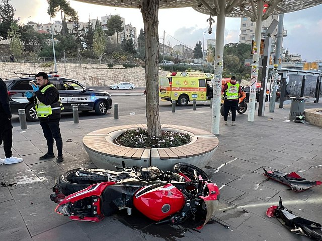 Мотоцикл столкнулся с автомобилем в Иерусалиме, мотоциклист в тяжелом состоянии