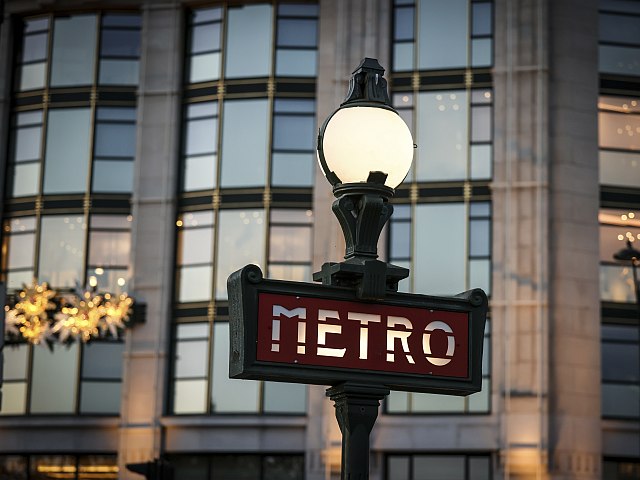 Мужчина напал с ножом на трех женщин в парижском метро