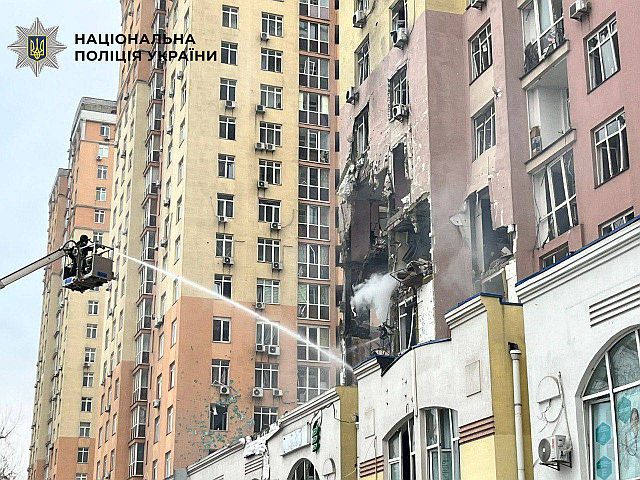 Последствия удара армии РФ по Киеву: есть жертвы, значительные разрушения
