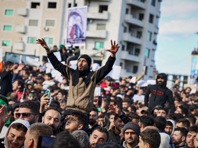 Манифестация алавитов в Латакии, сообщается о погибших, десятки раненых