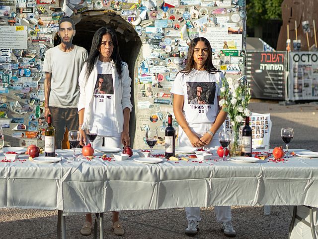 Эйнав Ценгаукер и Илана Грицевски незадолго до освобождения Матана из плена