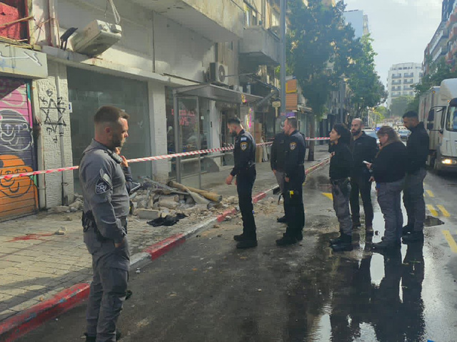 В Тель-Авиве на прохожего рухнул фрагмент балкона, он в тяжелом состоянии