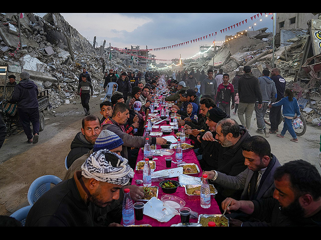 Трапеза после поста в первый день Рамадана. Рафиах, юг сектора Газа, 1 марта 2025 года