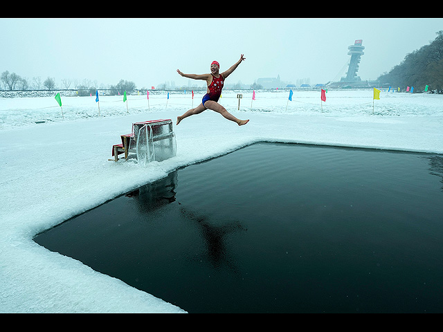 Юй Сяофэн прыгает в прорубь на реке Сунгари в Харбине, Китай. 7 января 2025 года