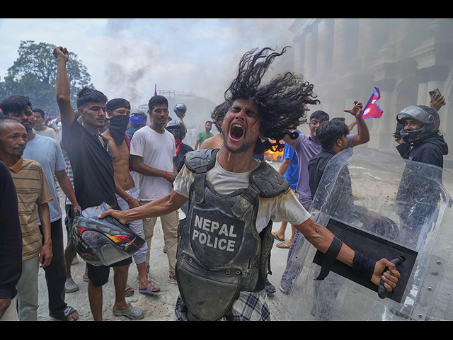 Протестующий в отнятой у полицейских экипировке во время акции протеста против коррупции и запрета социальных сетей в Катманду. 9 сентября 2025 года