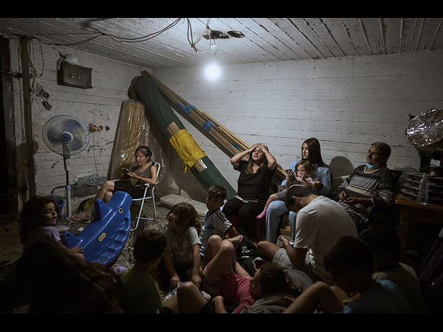 Израильтяне в бомбоубежище во время сирены воздушной тревоги перед ударом Ирана. Бней-Брак, 17 июня 2025 года