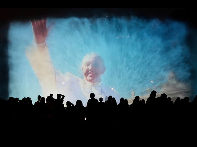 Портрет покойного Папы Франциска проецируется на фонтан в аквапарке Magic Water Circuit в Лиме, ​​Перу, 21 апреля 2025 года