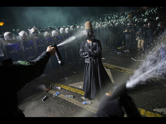 На акции протеста против ареста и заключения в тюрьму мэра Стамбула Экрема Имамоглу. 23 марта 2025 года 