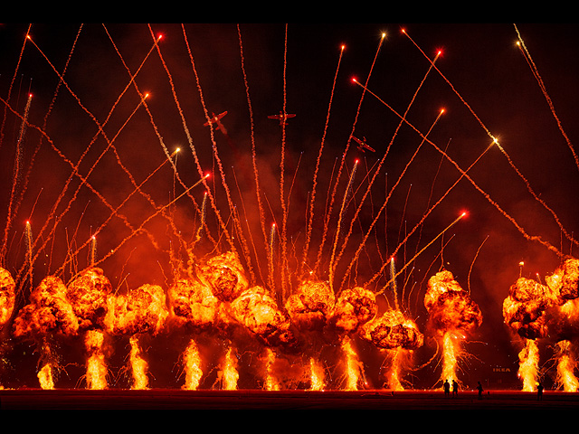 Пилотажная группа «Air Bandits» выступает на международном авиашоу в Бухаресте, Румыния, 30 августа 2025 года