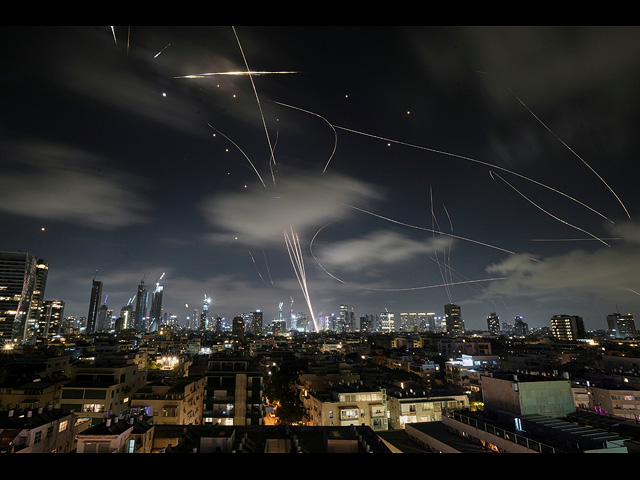 «Железный купол» перехватывает ракеты во время иранской атаки на Тель-Авив, 18 июня 2025 года