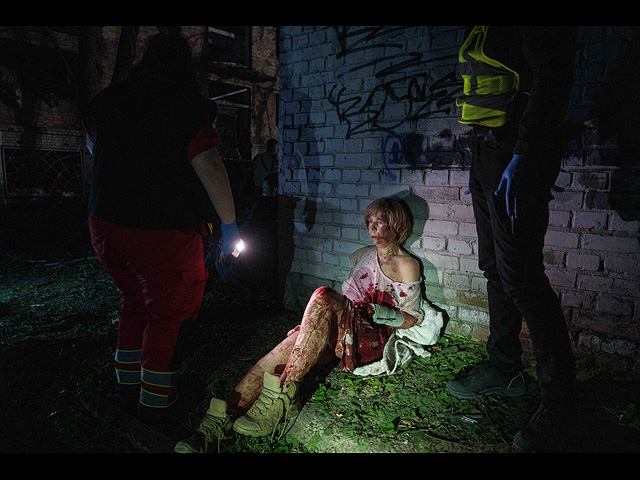 Раненая женщина возле своего дома в жилом районе Киева после российского авиаудара, Украина. 24 апреля 2025 года