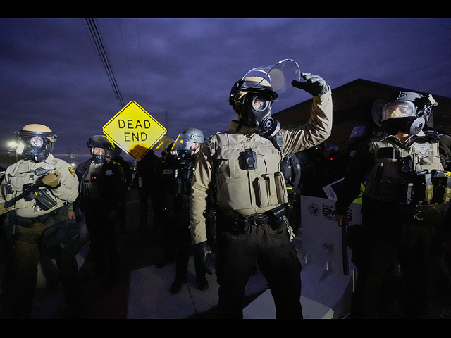 Сотрудники правоохрательных органов противостоят протестующим у здания иммиграционной службы в пригороде Чикаго. 1 ноября 2025 года