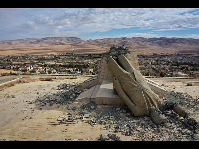 Сброшенная с постамента статуя бывшего президента Сирии Хафеза Асада на вершине горы в Дейр-Атия, Сирия, 5 января 2025 года