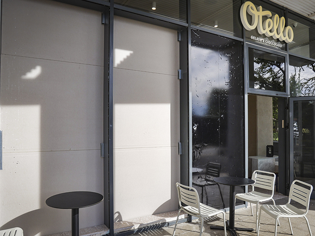 В Герцлии разбиты окна в кафе, работающем по субботам. Задержан сын известного активиста "Ликуда"