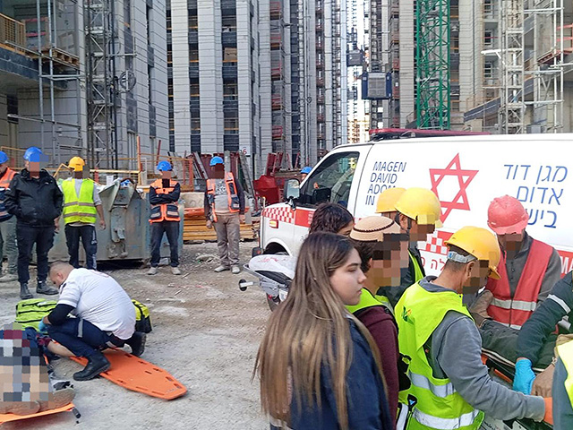 Два человека пострадали при несчастном случае на стройке в Кирьят-Оно