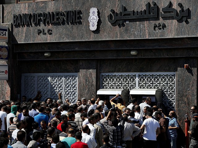 "Гаарец": кредитные компании и банки по всему миру не позволяют переводить деньги в Газу