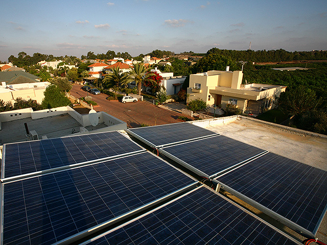 С владельцев крыш с фотовольтовыми элементами взыщут задним числом плату за управление электросетью