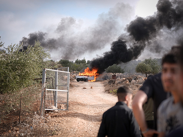 Столкновения около Рамаллы, подожжен израильский автомобиль