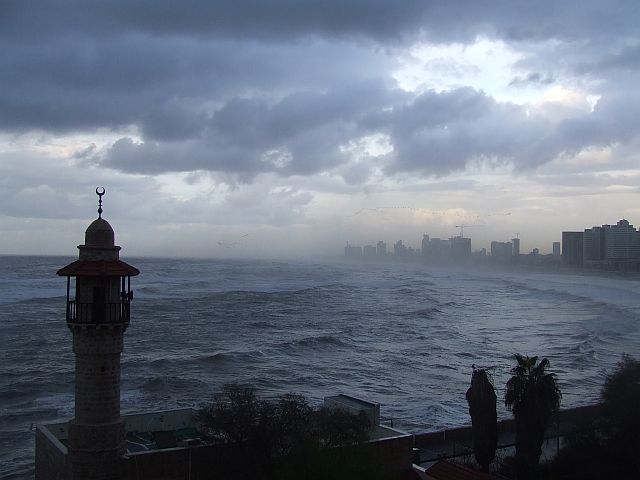 Зимний шторм в Израиле: волны более 6 метров
