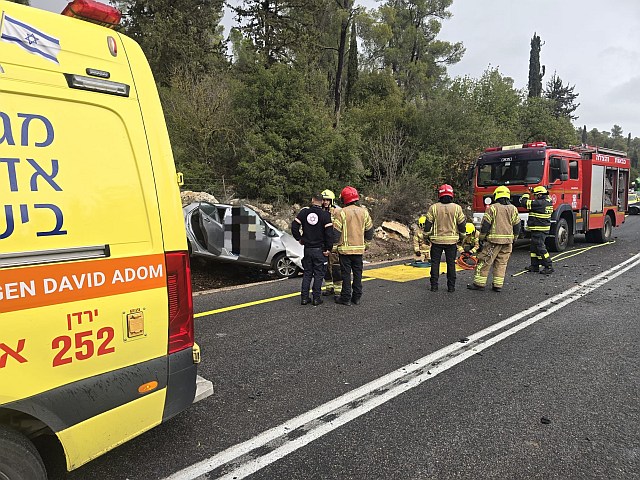 Автобус столкнулся с легковой машиной на шоссе 89, погиб мужчина