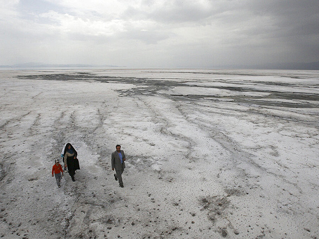 Семья гуляет по застывшей соли на дне озера Орумие в Иране