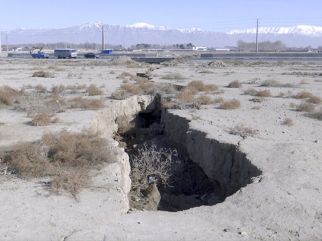 Провал в почве, вызванный засухой и чрезмерной откачкой воды в Маларде, к западу от Тегерана, Иран