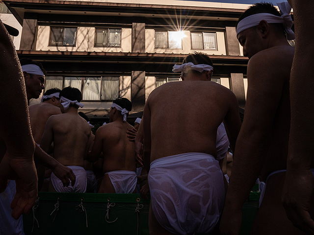 Новогоднее очищение в Токио. Фоторепортаж