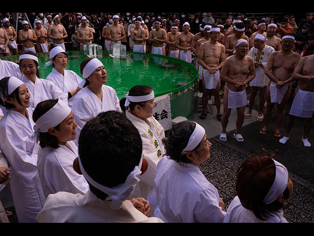 Новогоднее очищение в Токио. Фоторепортаж