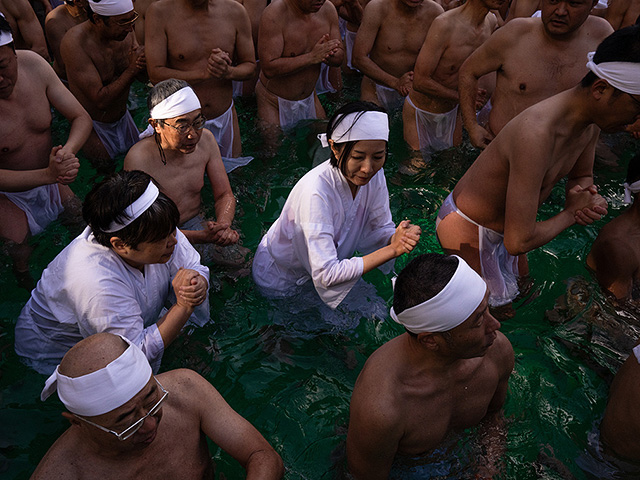 Новогоднее очищение в Токио. Фоторепортаж