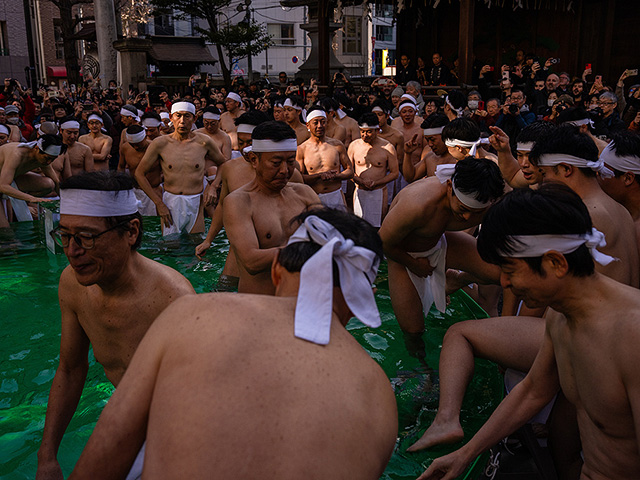 Новогоднее очищение в Токио. Фоторепортаж