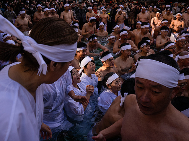 Новогоднее очищение в Токио. Фоторепортаж