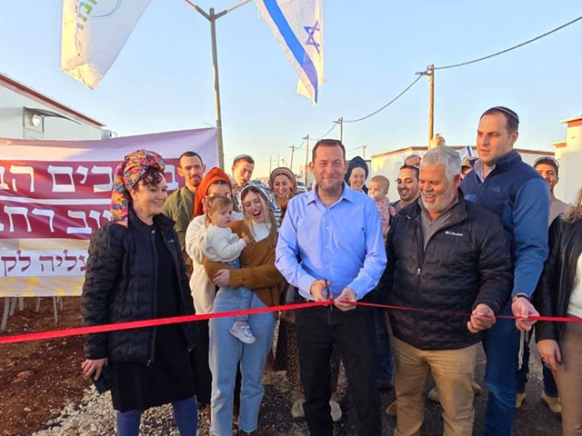 Йоси Даган и семьи-основатели на церемонии открытия 

