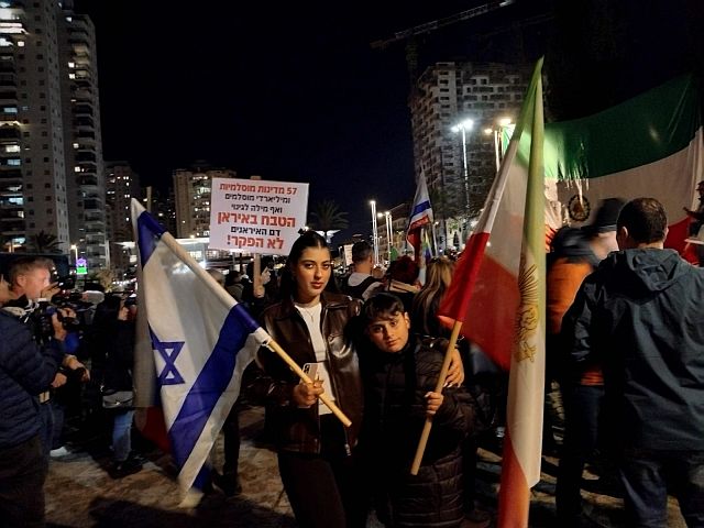 Акция в поддержку иранского народа в Холоне. Фоторепортаж
