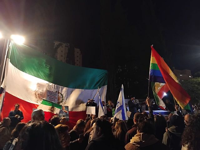 Акция в поддержку иранского народа в Холоне. Фоторепортаж
