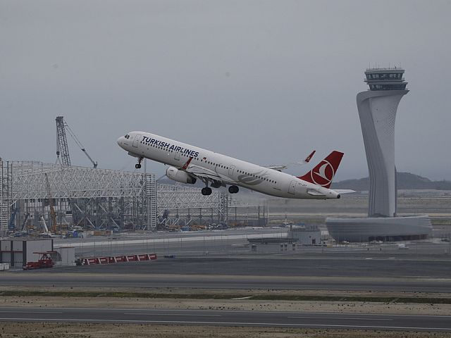 Самолет Turkish Airlines экстренно сел в Барселоне из-за угрозы взрыва