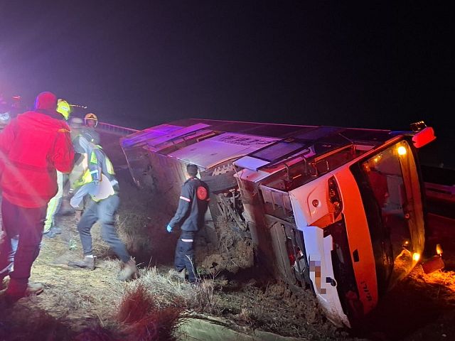 На 6-й трассе перевернулся автобус, десятки пострадавших
