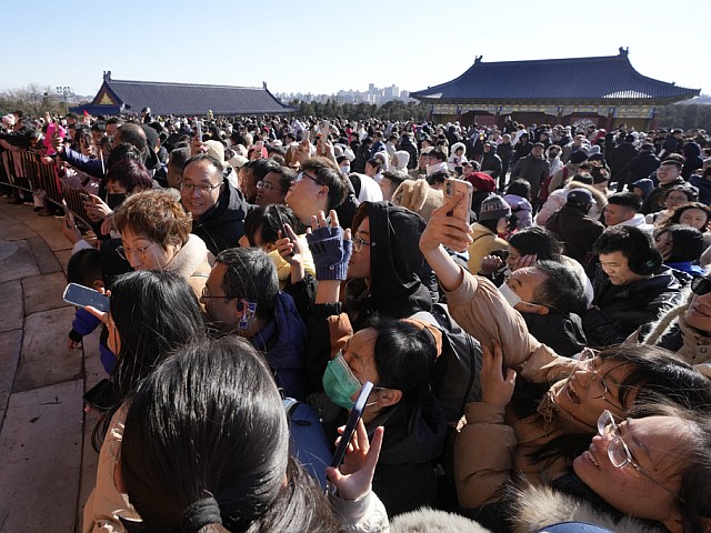 Китаянка попросила в сети помощи с забоем свиней – к ней приехали тысячи гостей