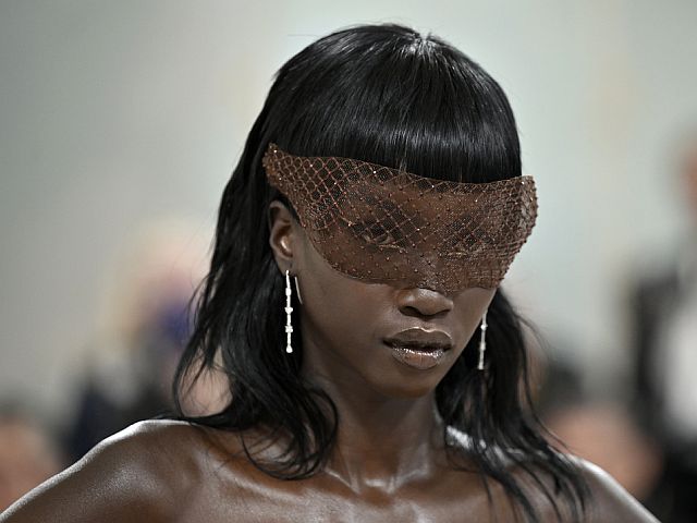 Читатели Models.com объявили победительницей 27-летнюю американскую модель суданского происхождения Анок Яй