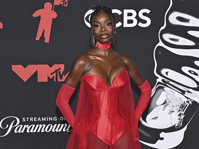 В номинации "Создатель контента года", по версии читателей, победила 27-летняя американка Оландрия Карфен