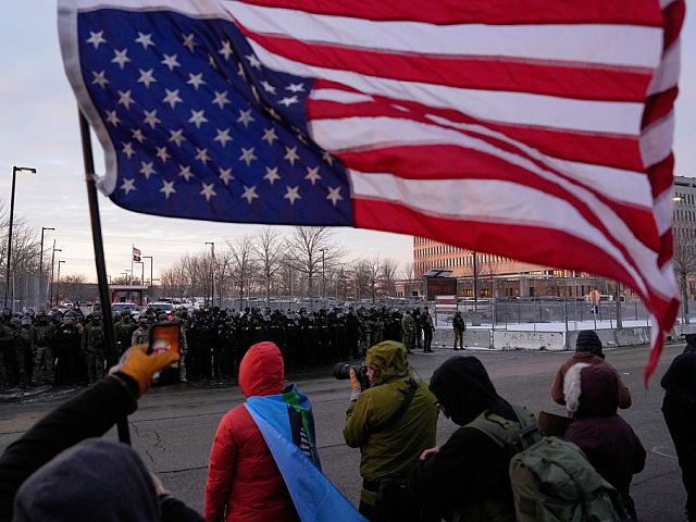 WP: Пентагон привел в готовность 1500 военных для возможной отправки в Миннесоту