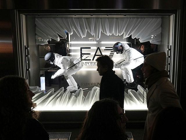 Витрина магазина Emporio Armani во время Недели моды в Милане